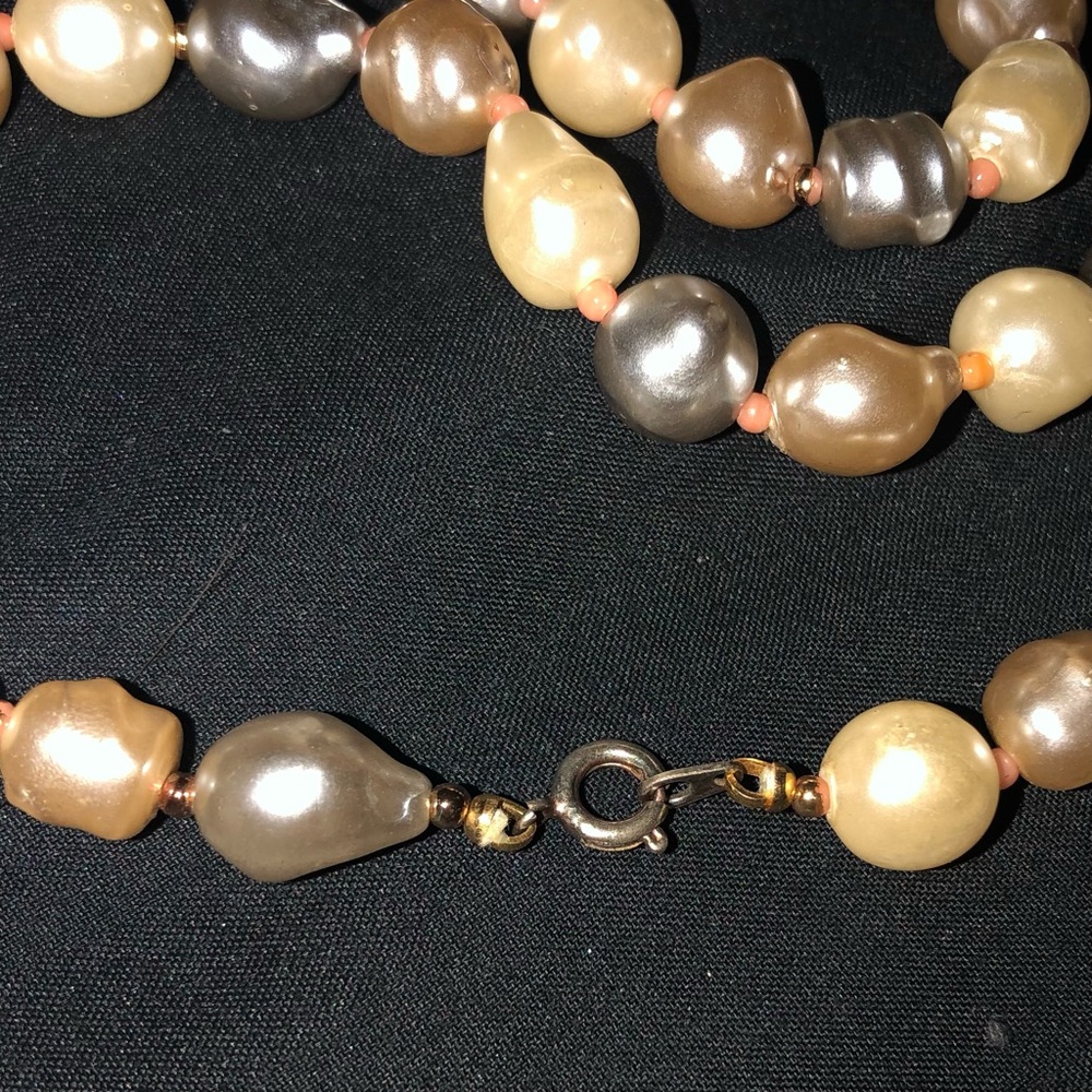 Gorgeous Triple Color Faux Pearl Necklace. Gray Tan Cream Opalescent Fin… - Picture 5 of 5